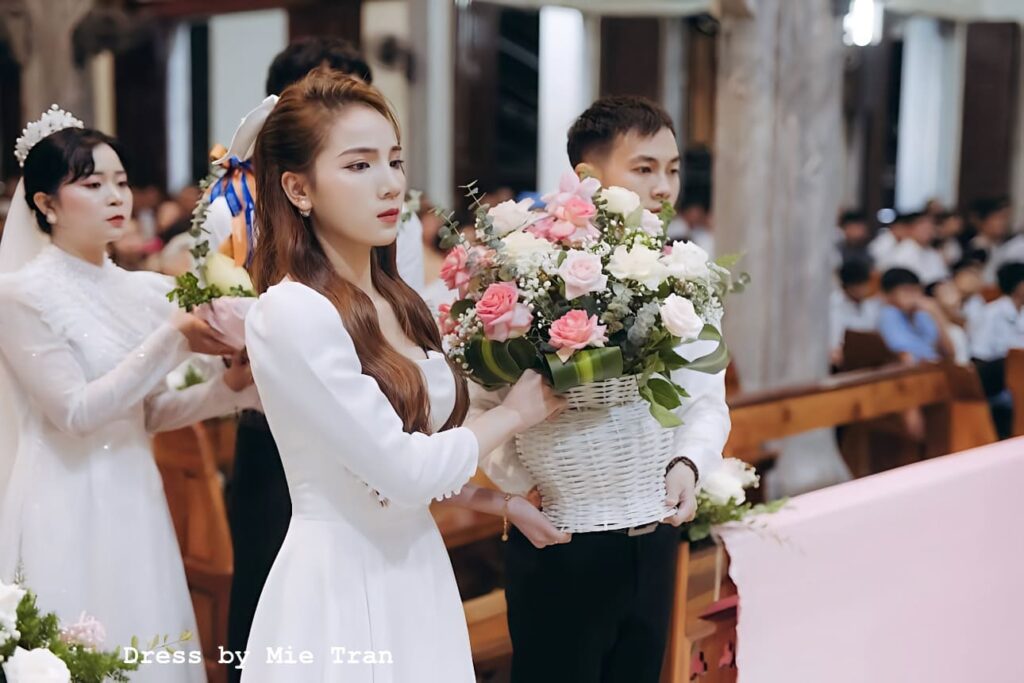 Váy cưới trong nhà thờ