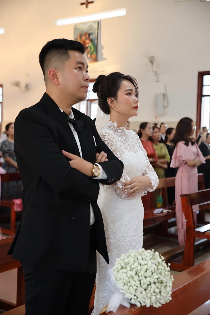 Mẫu váy cưới làm lễ nhà thờ trễ vai