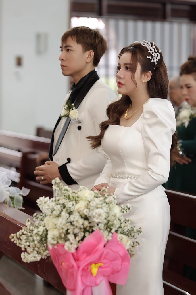 Váy cưới thanh lịch cho nghi thức đám cưới công giáo