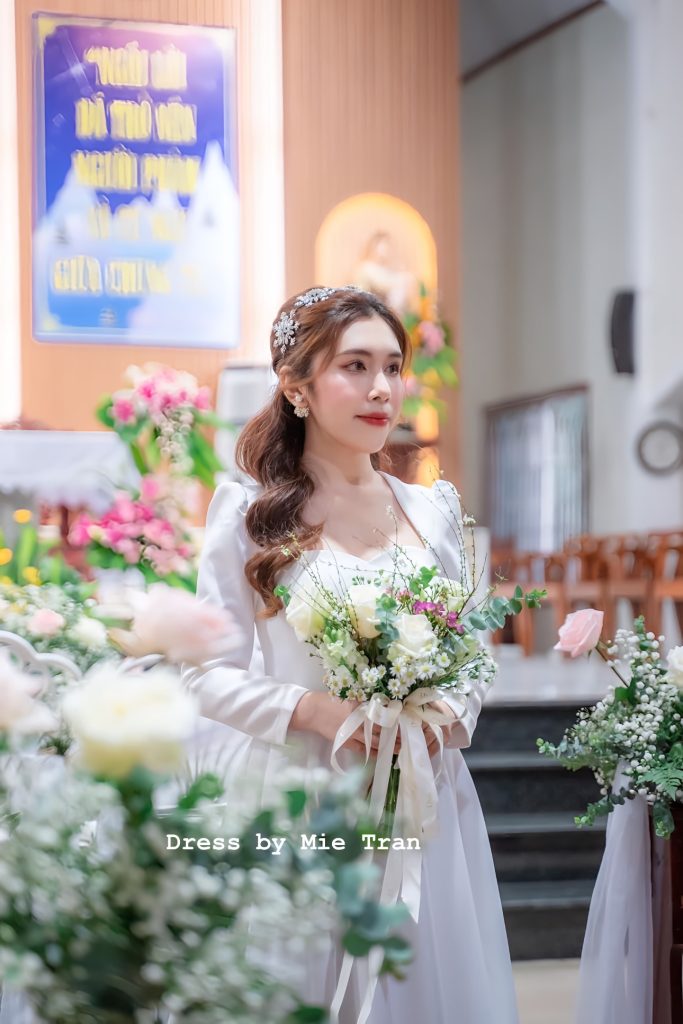 váy cưới làm lễ nhà thờ