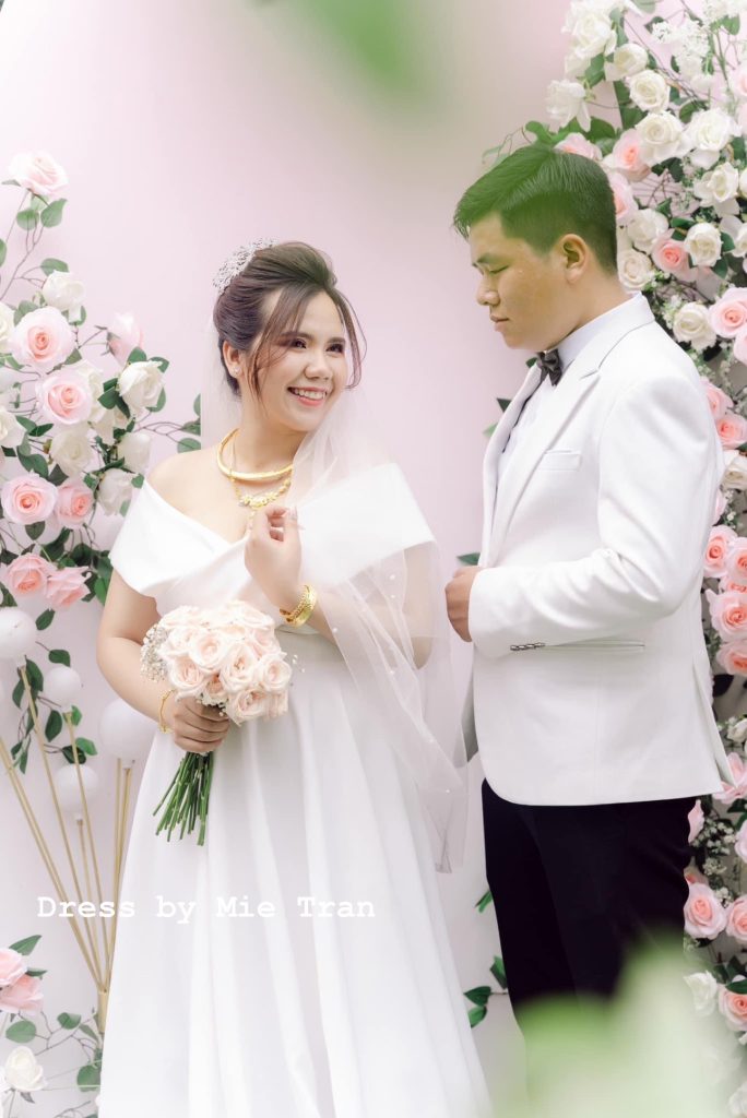 Váy cưới trễ vai