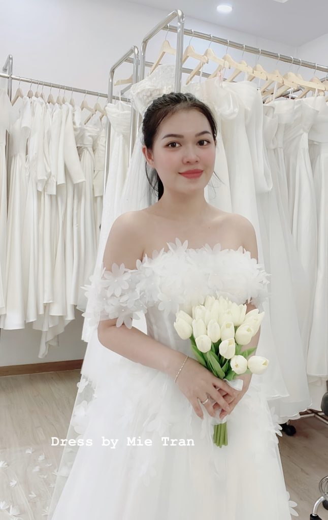 Váy cưới trễ vai
